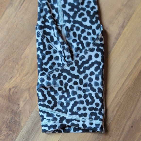 Lululemon Athletica Black and White Patterned Leggings - Picture 10 of 13